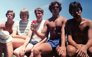 5 prieteni au făcut aceeaşi poză în 35 de ani: Cum s-au schimbat în acest timp