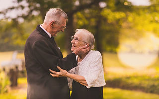 Cuplul cu 65 de ani de căsnicie, cel mai frumos lucru pe care îl poate vedea un fotograf de nunţi