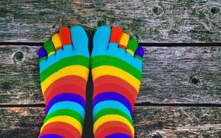 Persoanele care poartă șosete colorate sunt mai creative și mai inteligente