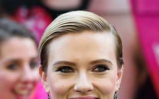 Scarlett Johansson se distrează înainte de divorţ: Un iubit la două săptămâni!