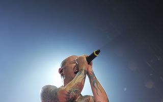 Chester Bennington, solistul trupei Linkin Park, s-a sinucis