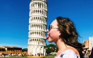 Unii au imaginaţie: Şi-au făcut cele mai amuzante poze cu Turnul din Pisa