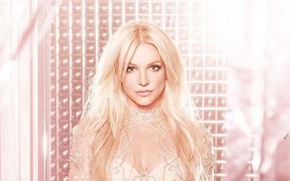 Britney Spears, păpuşa roz: Vedeta arată provocator la 35 de ani