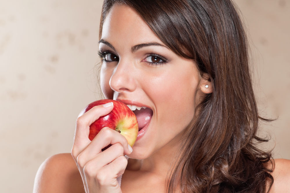 Fată care mănâncă mere