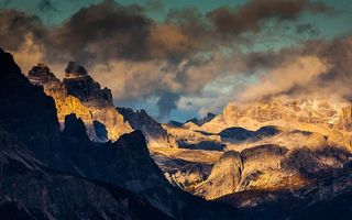 A fotografiat munţii Dolomiţi în toate anotimpurile. 20 de imagini spectaculoase care te fac să visezi la răcoare
