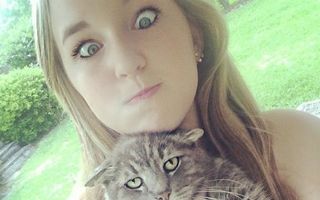 Când pisicile n-au chef de poze: Cum se strâmbă ca să strice un selfie