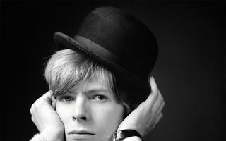 O altă față a lui David Bowie. Fotografiile de la începutul carierei pe care nu le-ai mai văzut