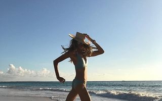 Elle Macpherson, senzaţie pe plajă: Supermodelul arată fantastic la 53 de ani