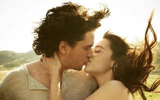 Nebunia Game of Thrones continuă! Să ne amintim că a fost un sărut între Kit Harington și Emilia Clarke!