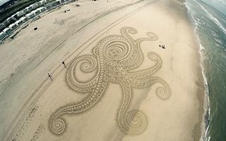 Arată spectaculos! Un artist face cele mai frumoase desene pe plajă