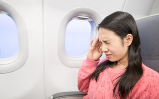 De ce ți se înfundă urechile în avion?