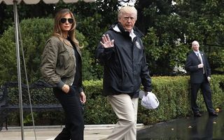 Melania Trump, ironizată pentru ţinuta sa: A plecat la inundaţii cu tocuri cui și ochelari de aviator!