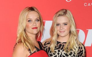 Frumuseţea se moşteneşte: Reese Witherspoon şi fiica ei arată ca două surori