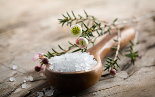 Cum să pregătești sare de baie naturală la tine acasă