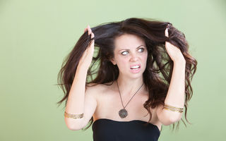 5 greșeli în aranjarea părului care te îmbătrânesc. Evită-le!