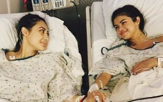 Selena Gomez a anunțat că a suferit un transplant de rinichi. The Weeknd, iubitul său, i-a fost alături