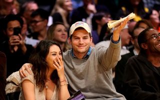 Ashton Kutcher şi Mila Kunis, doi părinţi fericiţi: Băiatul lor e cel mai cool copil de la Hollywood