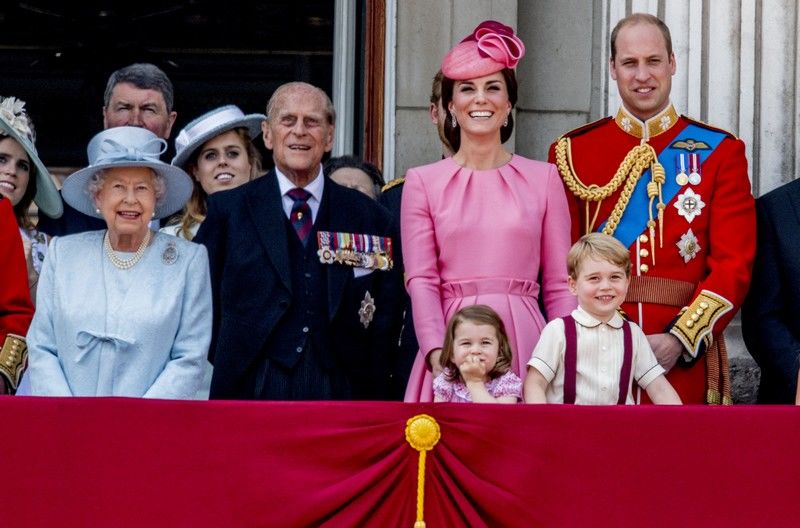 10 reguli ciudate pe care trebuie să le respecte Familia Regală Britanică