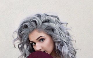 Părul în nuanțe gri, trendul vedetă al acestui sezon