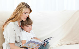 Cât de important e ca părinţii să le citească copiilor chiar şi după ce aceştia o pot face singuri