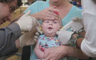 Cum a reacționat un bebeluș când i s-au dat găuri în urechi! Un video care a creat isterie pe net