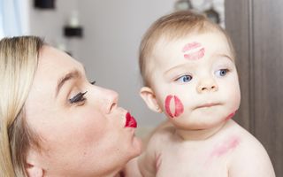 De ce nu-i bine să laşi pe nimeni să-ţi sărute copilul pe buze
