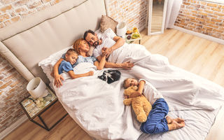 De ce nu dorm bine părinții?