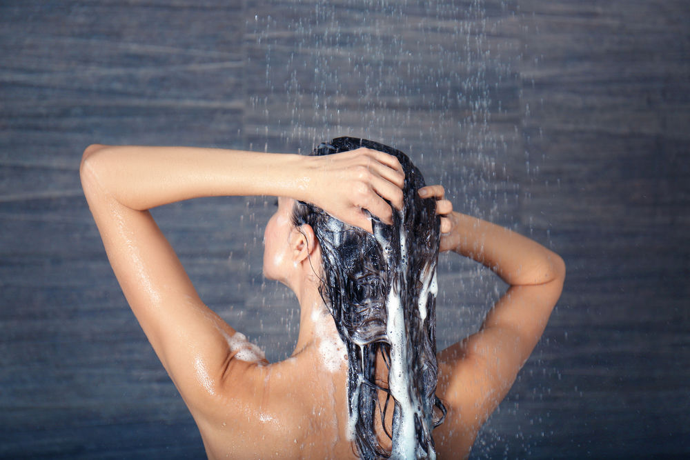 7 greșeli pe care le faci când te speli pe cap