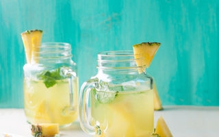Apa cu ananas este eficientă pentru detoxifiere și slăbit. Iată cum se prepară
