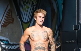 Justin Bieber şi-a acoperit 70% din corp cu tatuaje