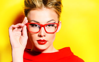 5 trucuri geniale de machiaj pentru femeile care poartă ochelari
