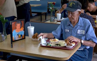 Video: Gestul emoţionant al unui bătrân de 93 de ani: În fiecare zi ia masa lângă poza soţiei