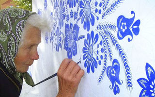 Bătrâna de 90 de ani care pictează flori pe pereţi: A transformat un sat într-un muzeu de artă