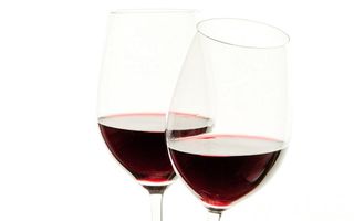 Soluţia simplă care te ajută să slăbeşti: Două pahare cu vin!
