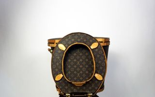 Un artist a creat o toaletă Louis Vuitton din 24 de genți. Costă 100.000 de dolari!