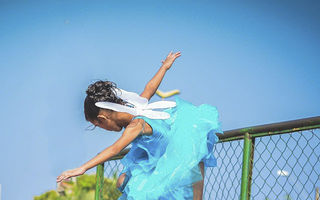 Prințesa pe roți: o fetiță din Brazilia face trucuri uimitoare cu placa de skateboard, costumată în zână