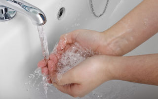 Cum să te speli corect pe mâini într-o toaletă publică