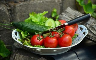 De ce e periculos să amesteci castraveți cu roșii în salată?