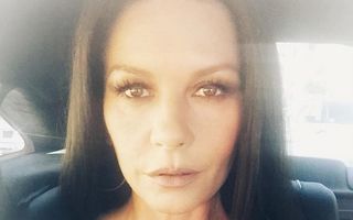 Catherine Zeta-Jones, bănuită că şi-a făcut operaţii estetice după un selfie incredibil