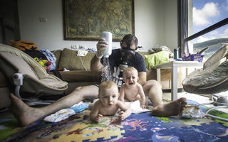Când tata e fotograf, bebeluşii nu mai au scăpare: „Ajutor! Scăpaţi-ne de el!“