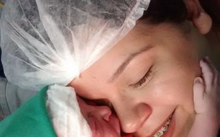 Video emoționant: un bebeluș nou-născut s-a lipit de mama sa și refuză să-i dea drumul