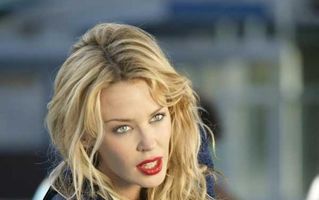 Kylie Minogue nu refuză experimentele sexuale: „Suntem fiinţe curioase“