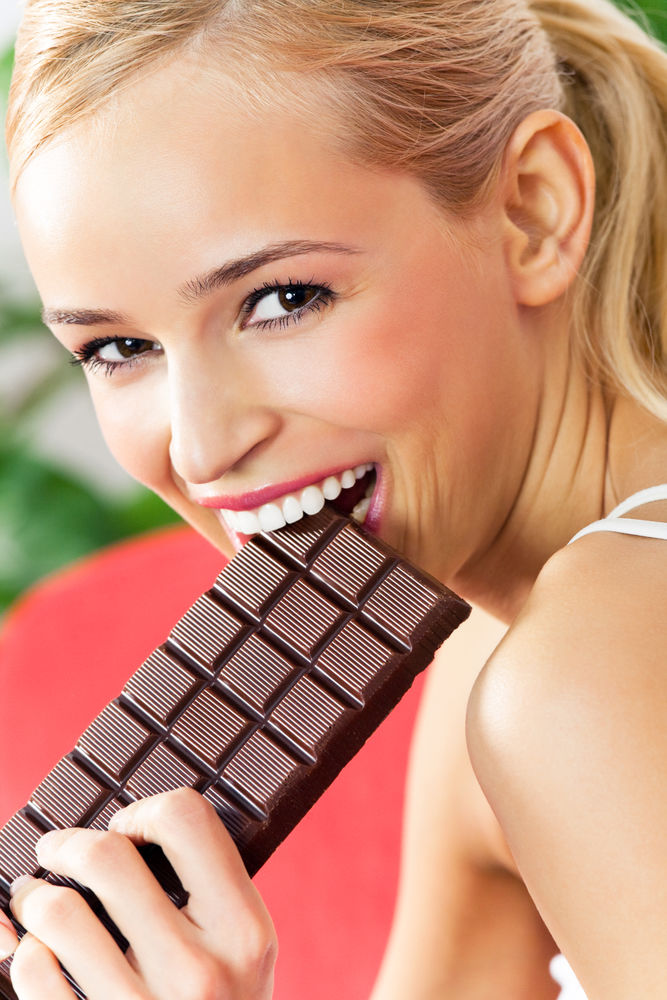 Femeie care consumă ciocolată