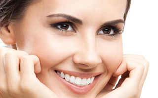 6 metode naturale prin care să elimini placa bacteriană de pe dinți