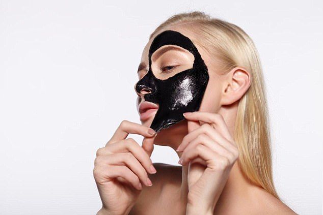 Mască neagră naturală din gelatină și cărbuni
