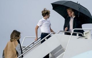 O nouă gafă marca Donald Trump: a păstrat umbrela pentru el, iar soția și fiul său au rămas în ploaie