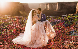 Nuntă cu adrenalină: S-au căsătorit la înălţime şi au făcut cele mai frumoase poze