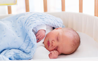 10 reguli pe care să le respecți când vizitezi un nou-născut