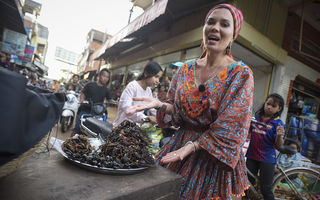 Gina Pistol se familiarizează cu mâncărurile bizare ale asiaticilor: tarantule, scorpioni și greieri prăjiți