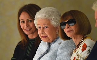 Regina adoră moda: Elisabeta a II-a, vizită surpriză la Săptămâna modei de la Londra